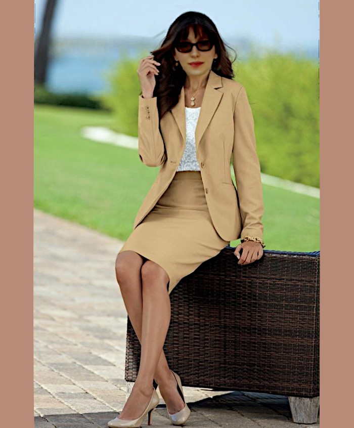 Florence en tailleur, avec des lunettes de soleil.