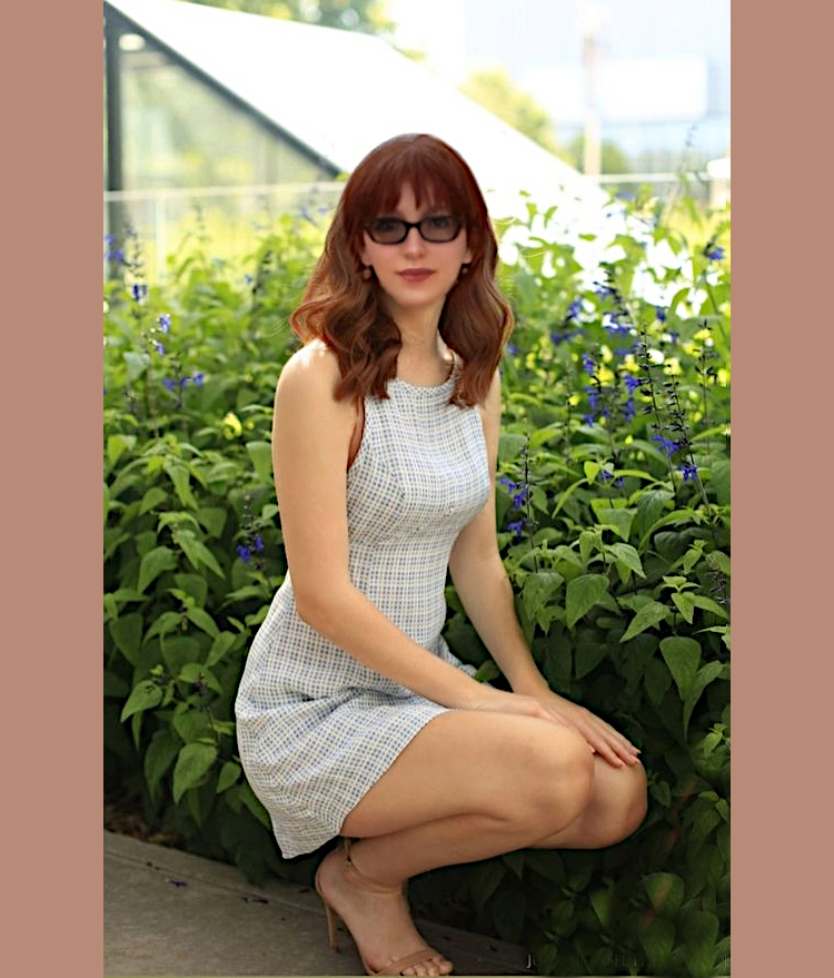 Florence en robe dans le jardin