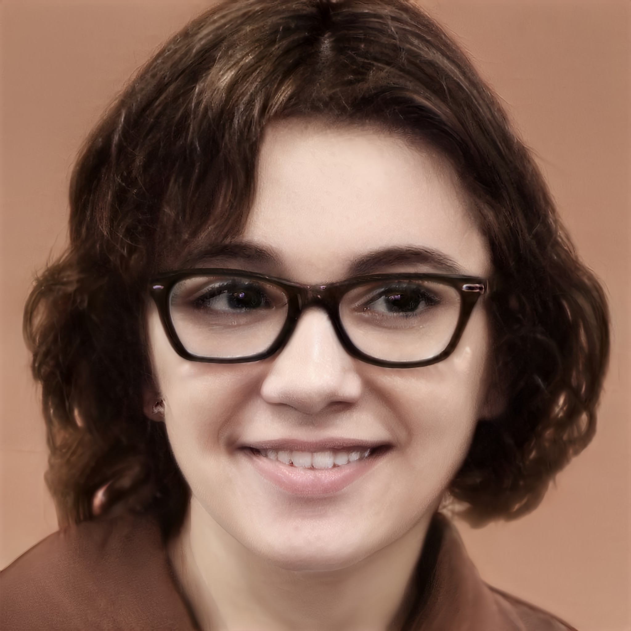 Erica Chamaly, très geekette avec ses lunettes.
