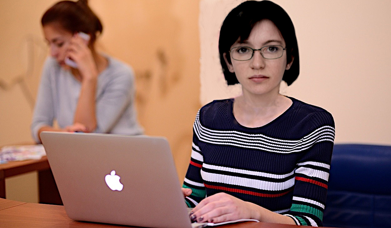 Cindy studieuse, elle a choisi un carré court qui adoucit sob visage.