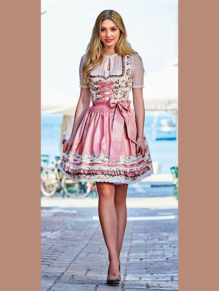 Daphné en robe traditionnelle. Le bustier met merveilleusement en valeur sa poitrine.