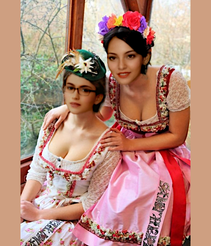 Daphné et Erica en robes traditionnelles. Le bustier de ces robes fait gagner au moins une taille de bonnet, on adore.