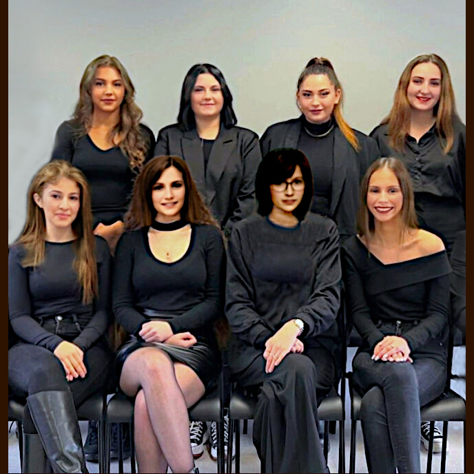 Photo de classe avec Erin et Erica, étudiantes.