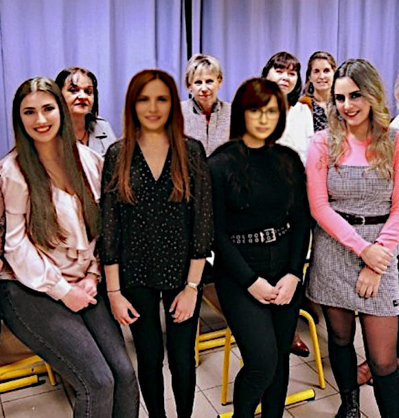 Photo de classe avec Erin et Erica, études supérieures.