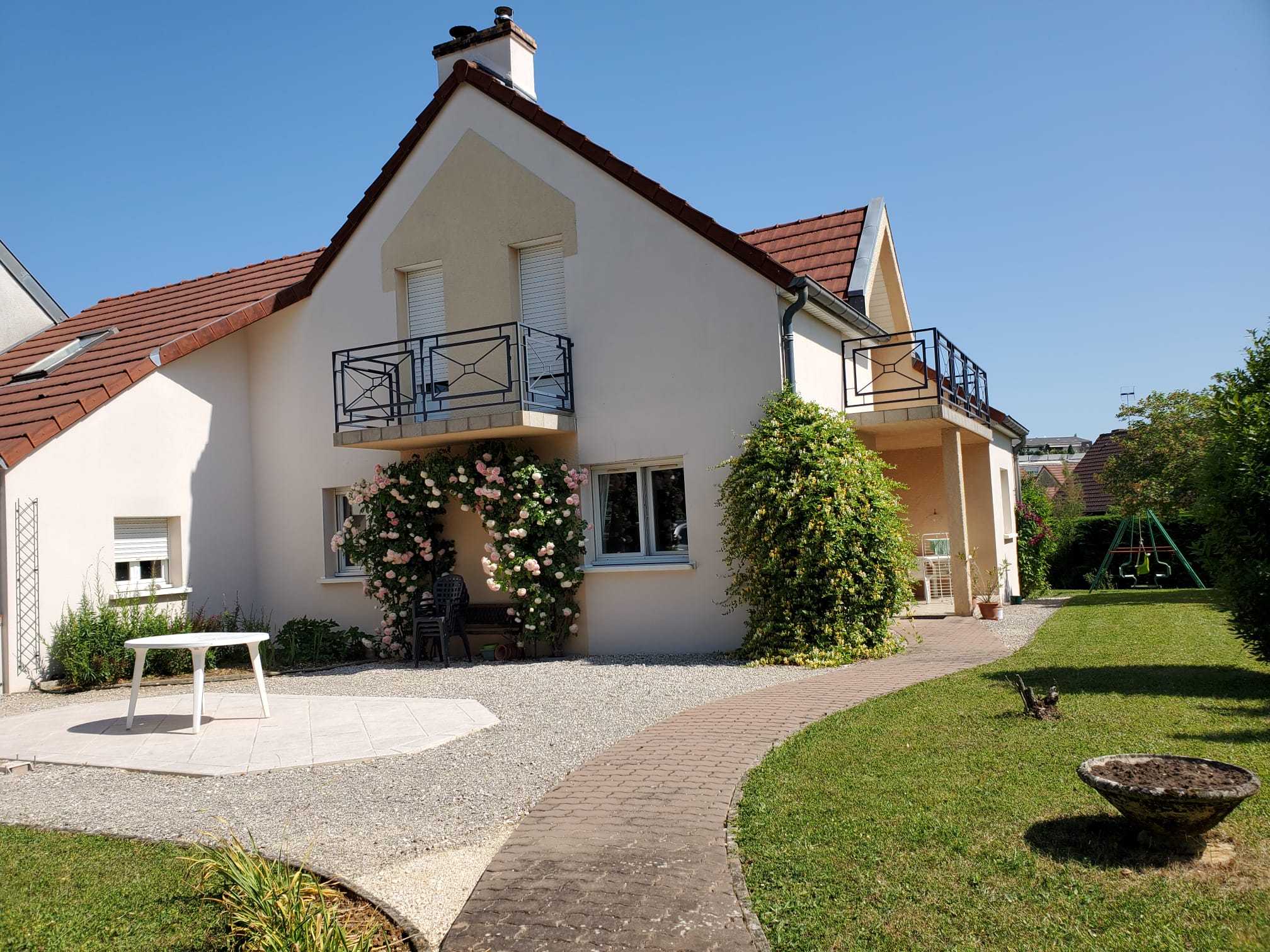 Facade-angle-droit-rosier-fleuri