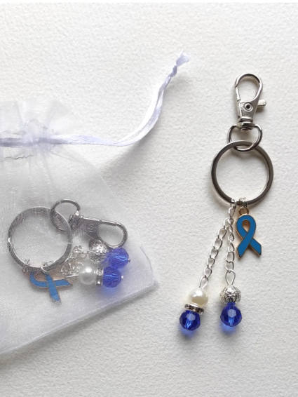 Porte-clé de sensibilisation en métal couleur argent avec breloques perles et ruban bleu, symbole de la fibromyalgie.