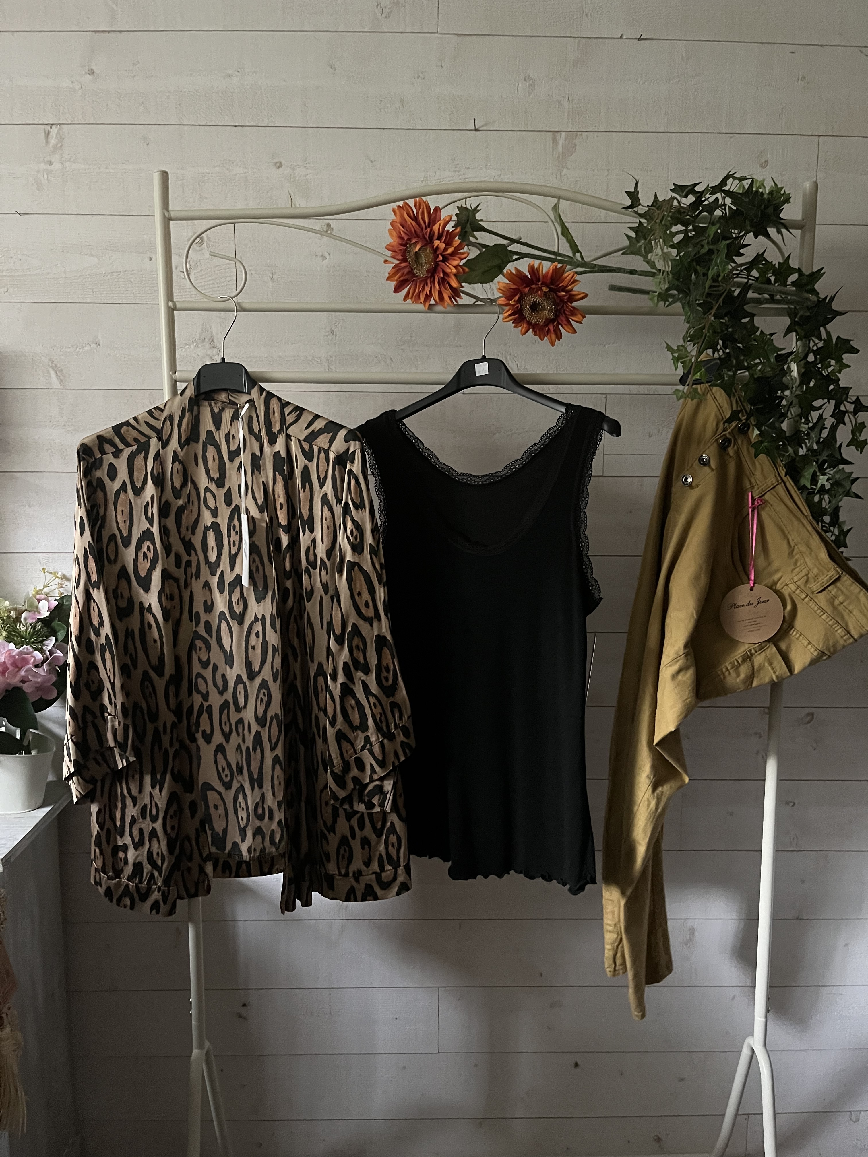 Veste motif panthère 14 € top noir dentelle 12 € pantalon camel 35 €