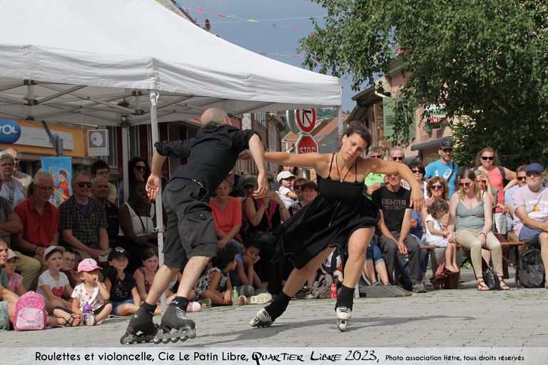 Roulettes-et-violoncelle Cie-le-Patin-Libre Quartier-Libre-2023 Photo-association-Hetre tousdroitsreserves-2