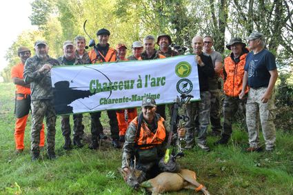 Groupe cacm avec banderole du club et chevreuil preleve