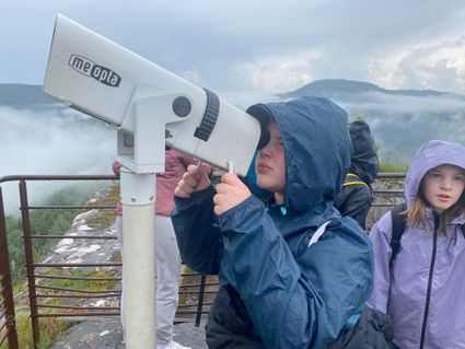 Alicia observe le ciel