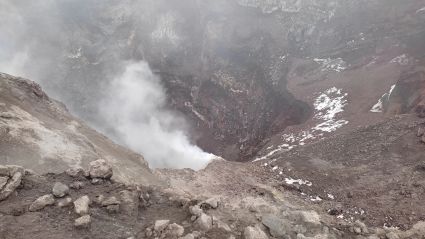 L un des crateres de l etna vu de pres