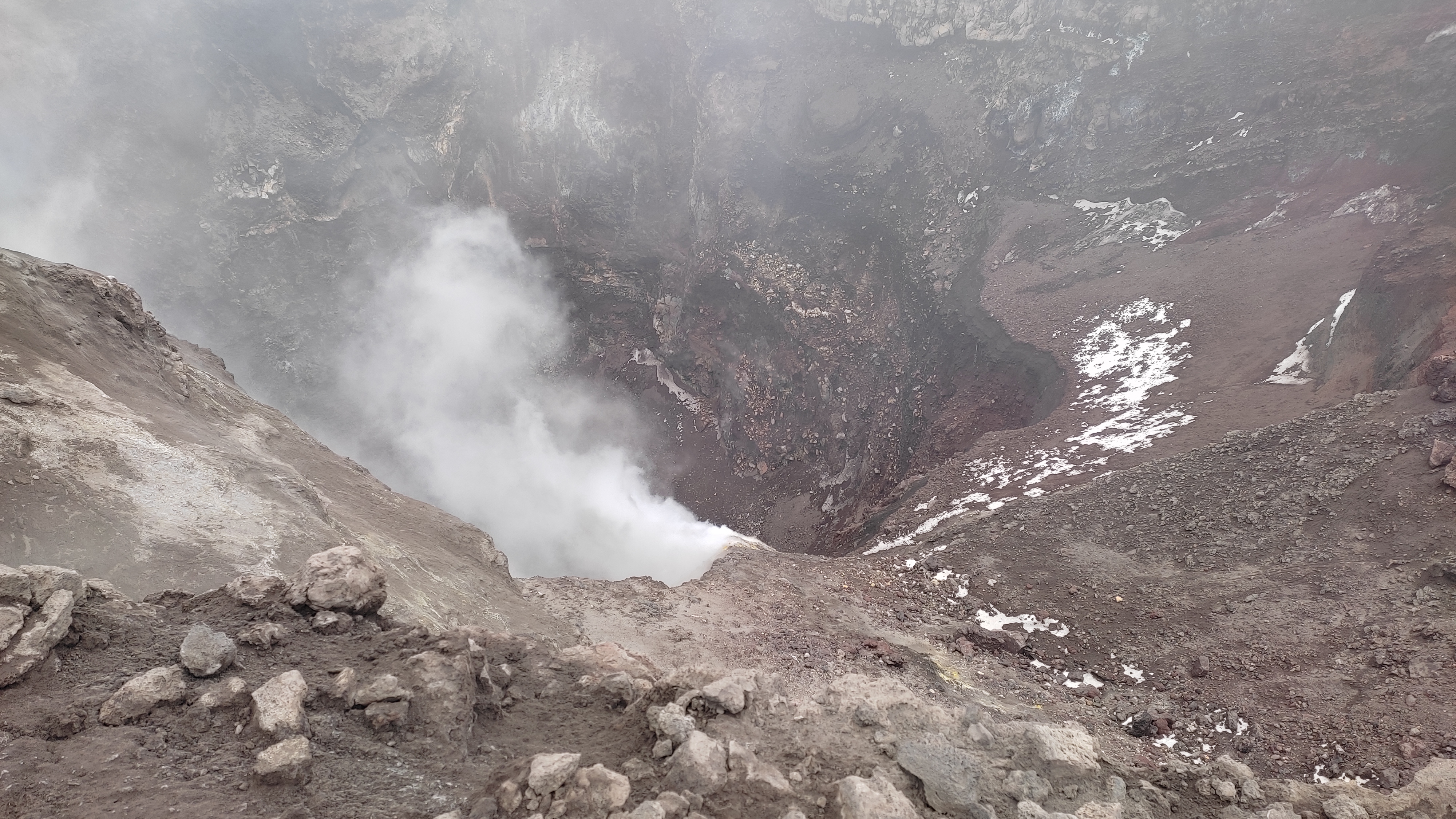 L un des crateres de l etna vu de pres
