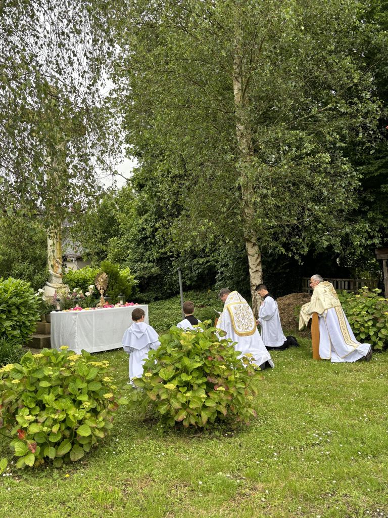 Procession saint sacrement  24 6 