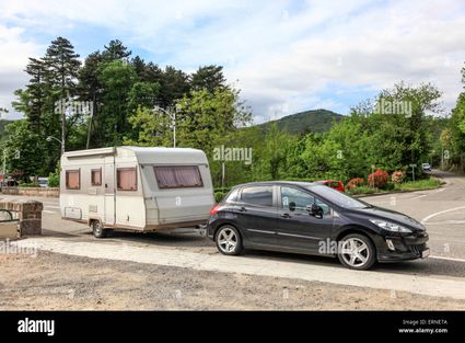 Voiture avec une caravane sur la route dans le sud de la france erne7a