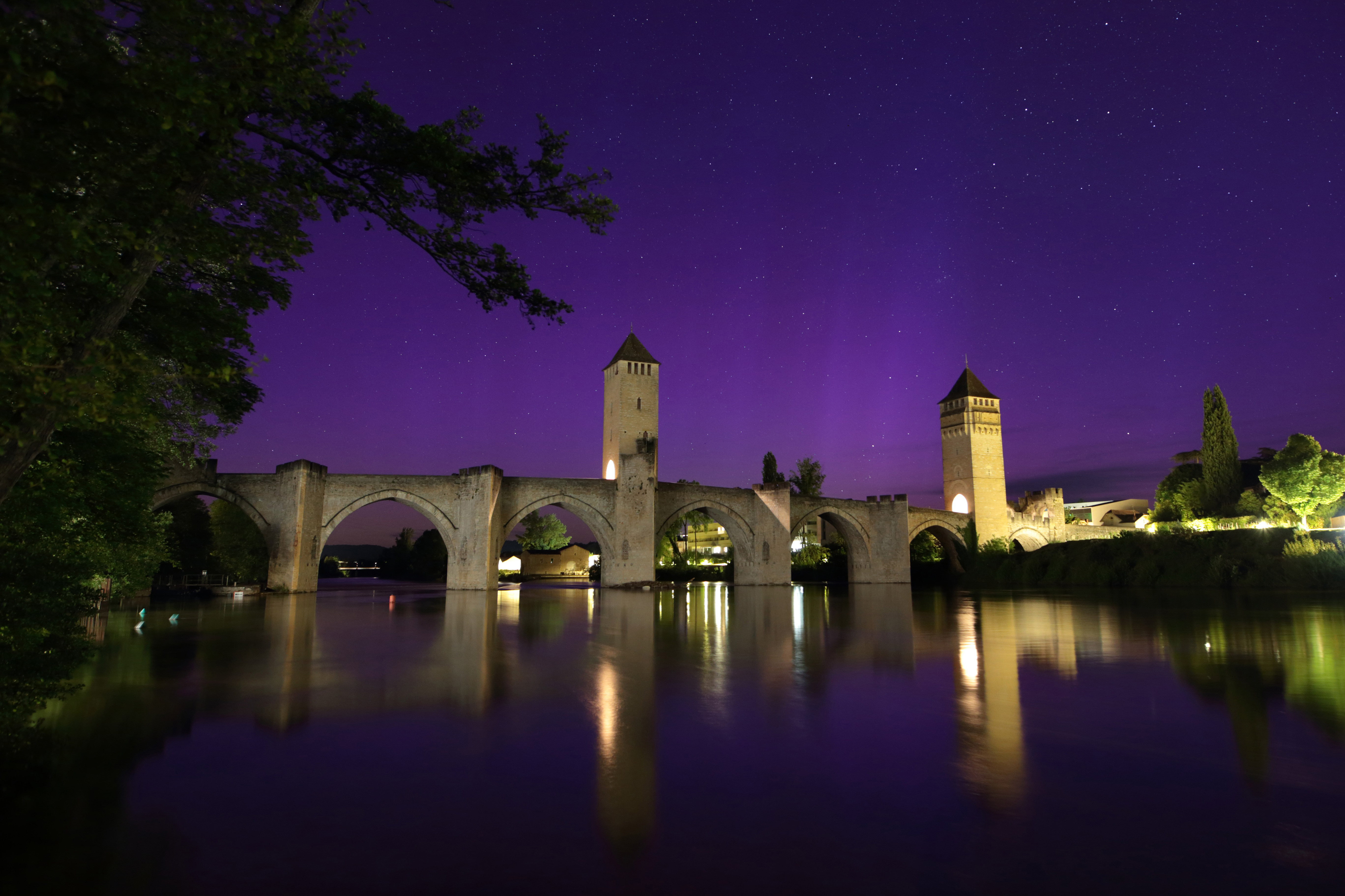 Pont-Valentre-et-aurore-boreale