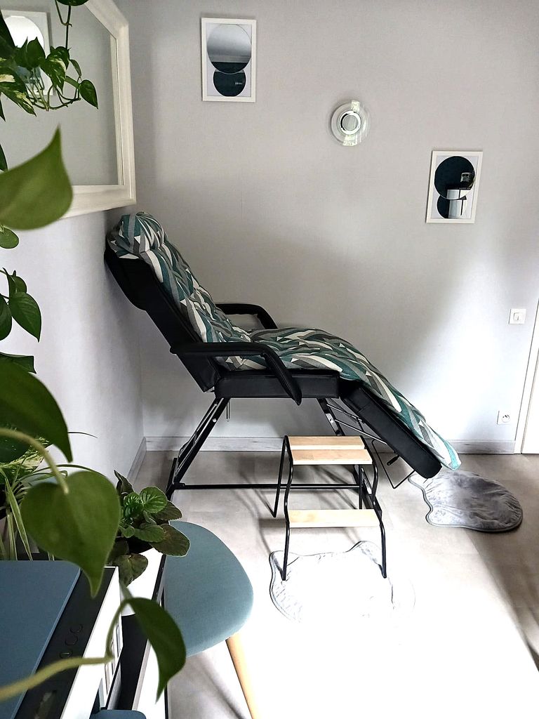 Vue de cote fauteuil dans cabinet de relaxation hypnose valerie cantaloube