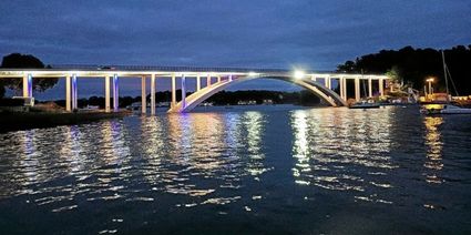 Le pont de kerisper eclaire de bleu et de jaune couleurs du 7038629 676x337p