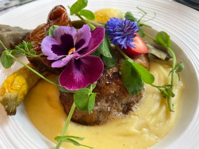 Carré d’agneau en croûte d’herbes de la garrigue rôti au four légume bio locaux de saison et fleur comestibles