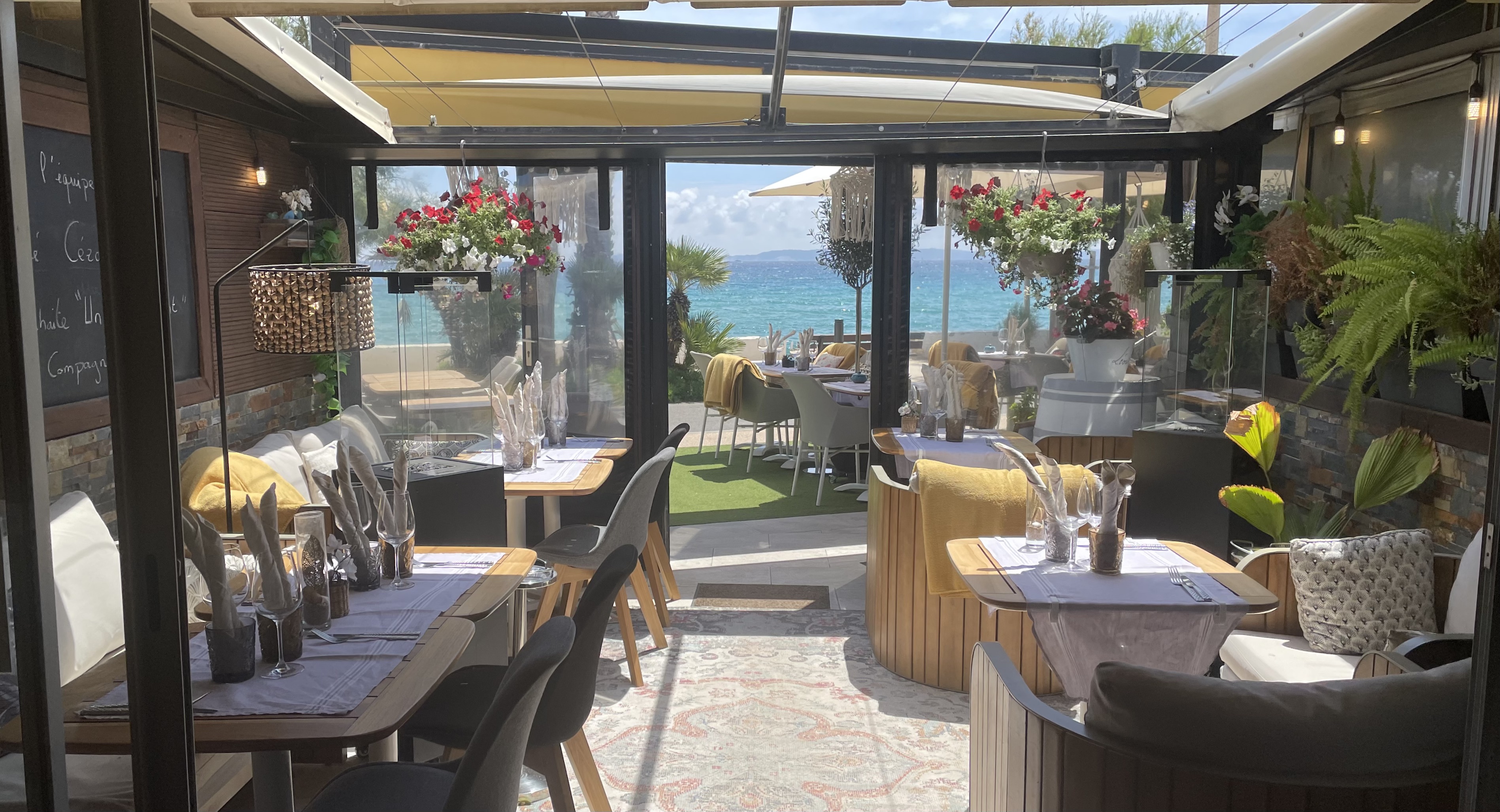terrasse couverte terrasse bord de mer vue mer fleurie