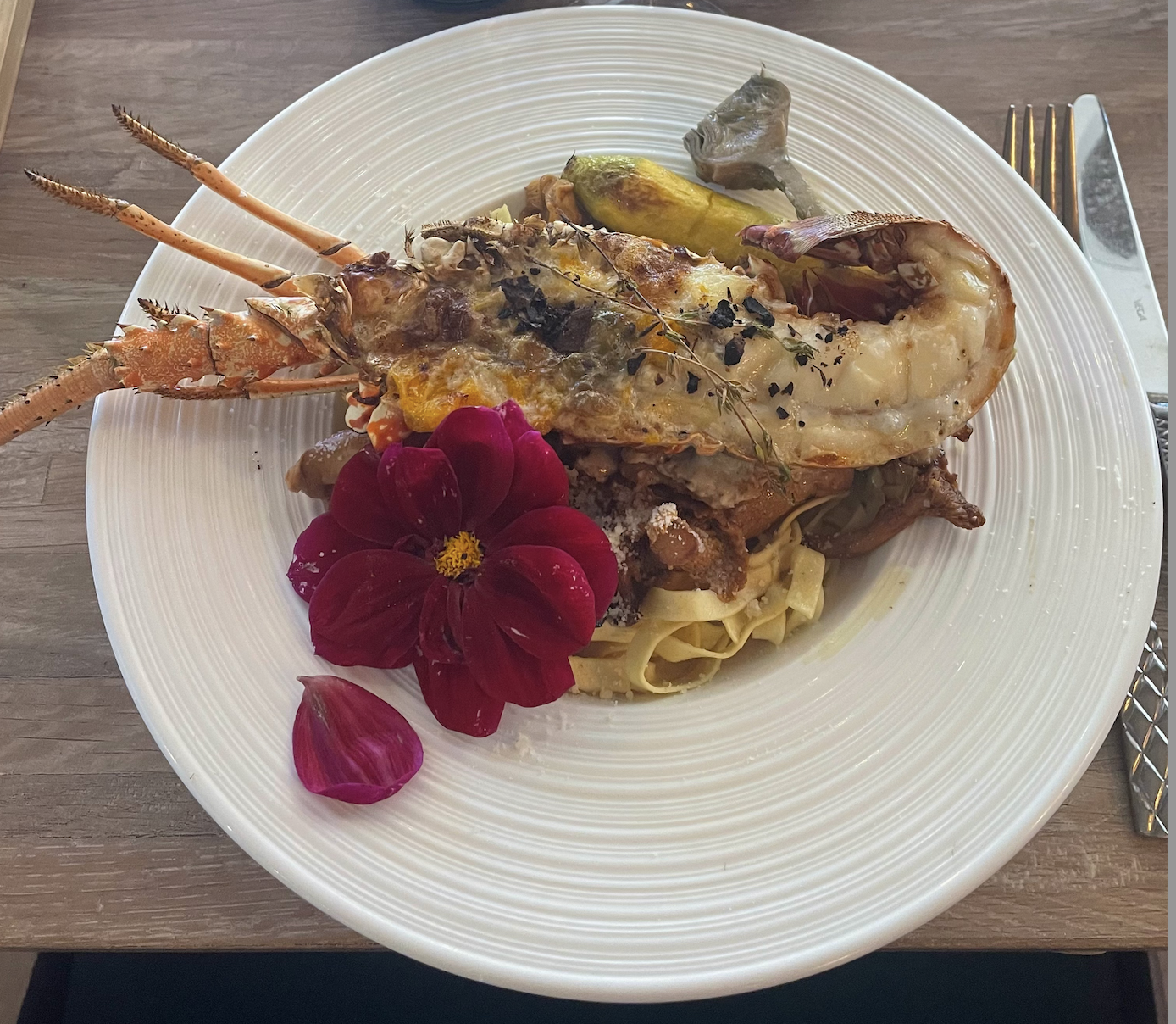 suggestion demi langouste tagliatelles légumes bio locaux de saison et fleur comestible
