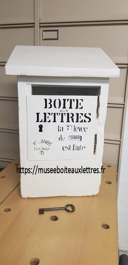 boite aux lettres PTT en bois location cinéma location urne mariage