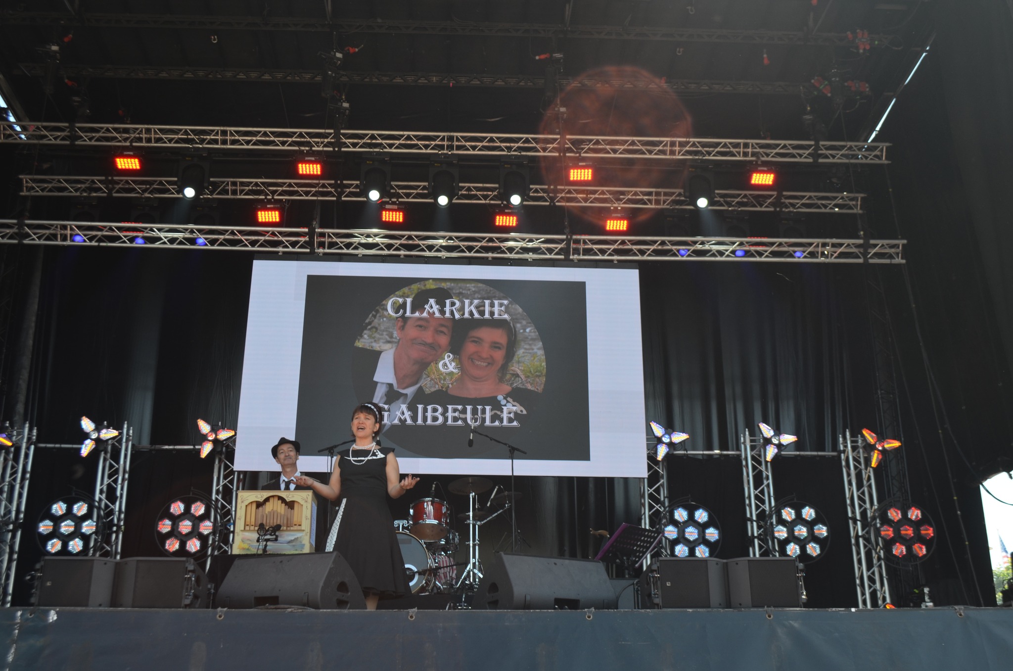 Clarkie & Gaibeule sur scène; 80èmes Commémorations du Débarquement en Normandie; spectacle musical et "clownesque"; Chanson française, revival; meilleurs interprètes de Chanson française, spectacle pas cher en ligne; programme été 2024 du fameux Duo Rétro-Rigolo "Clarkie & Gaibeule". actualité événementielle de "Clarkie & Gaibeule"; Clarkie & Gaibeule live.
