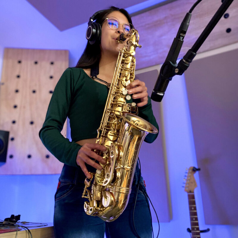 Mishell Torres, saxofón, música en vivo, música para eventos, grabación con saxofón, música instrumental, música con saxofón, saxofonista en Quito, saxofonista ecuatoriana, Quito, Ecuador 