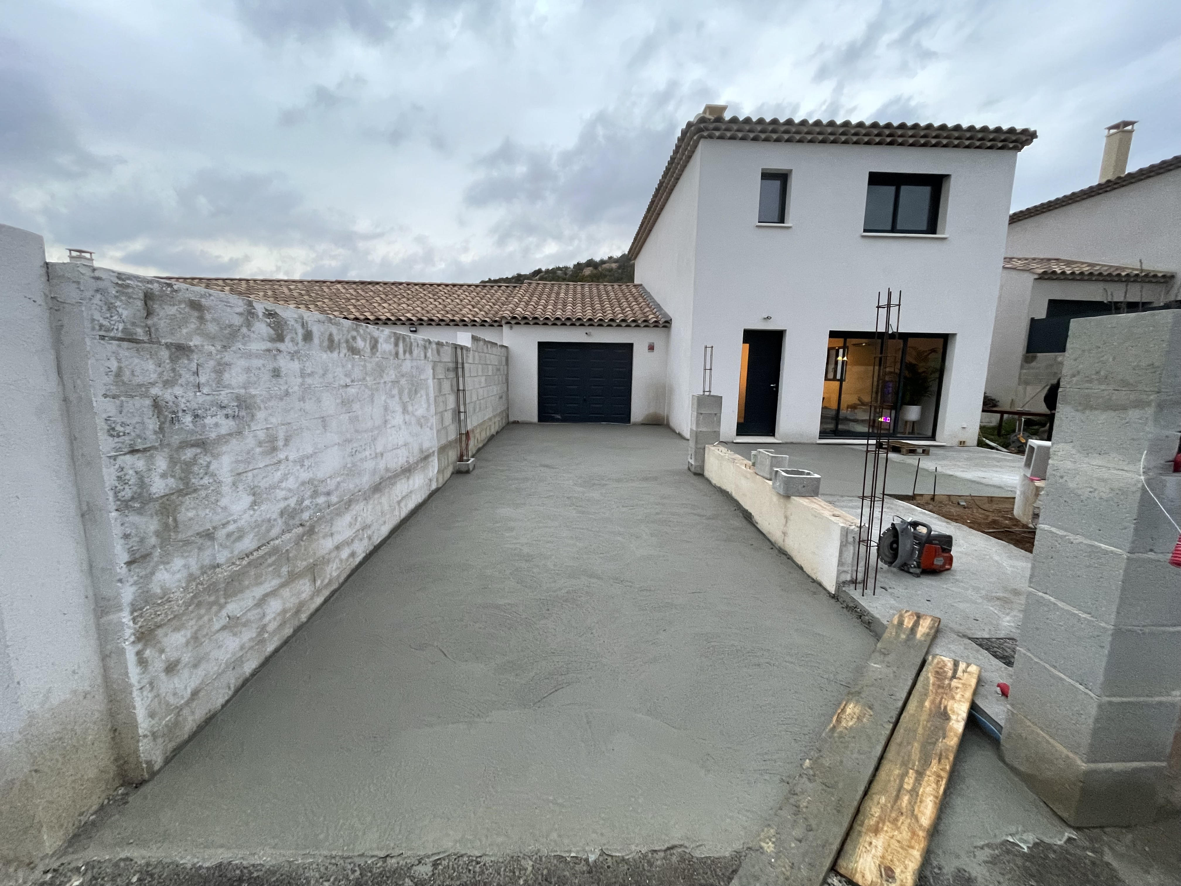 Dalle béton, mur en agglos portillon
