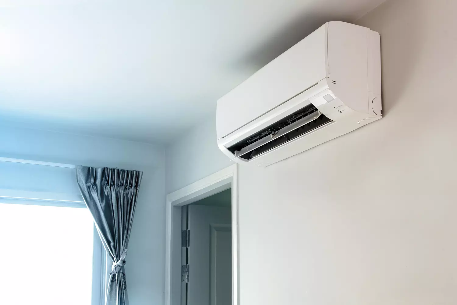 Climatisation moderne et éco-énergétique, offrant confort et économies d'énergie pour chauffer et rafraîchir votre intérieur en toute saison à Rezé.
