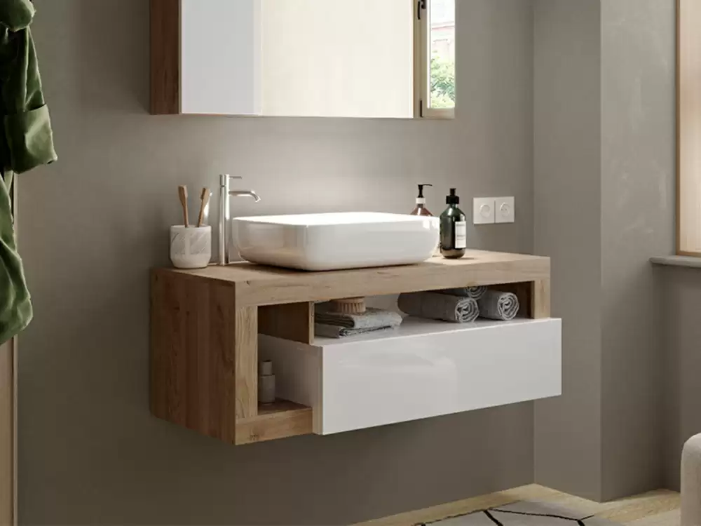 Meuble de salle de bain moderne en bois clair avec rangement intégré, idéal pour une salle de bain design et fonctionnelle. Style contemporain et épuré à Rezé.

