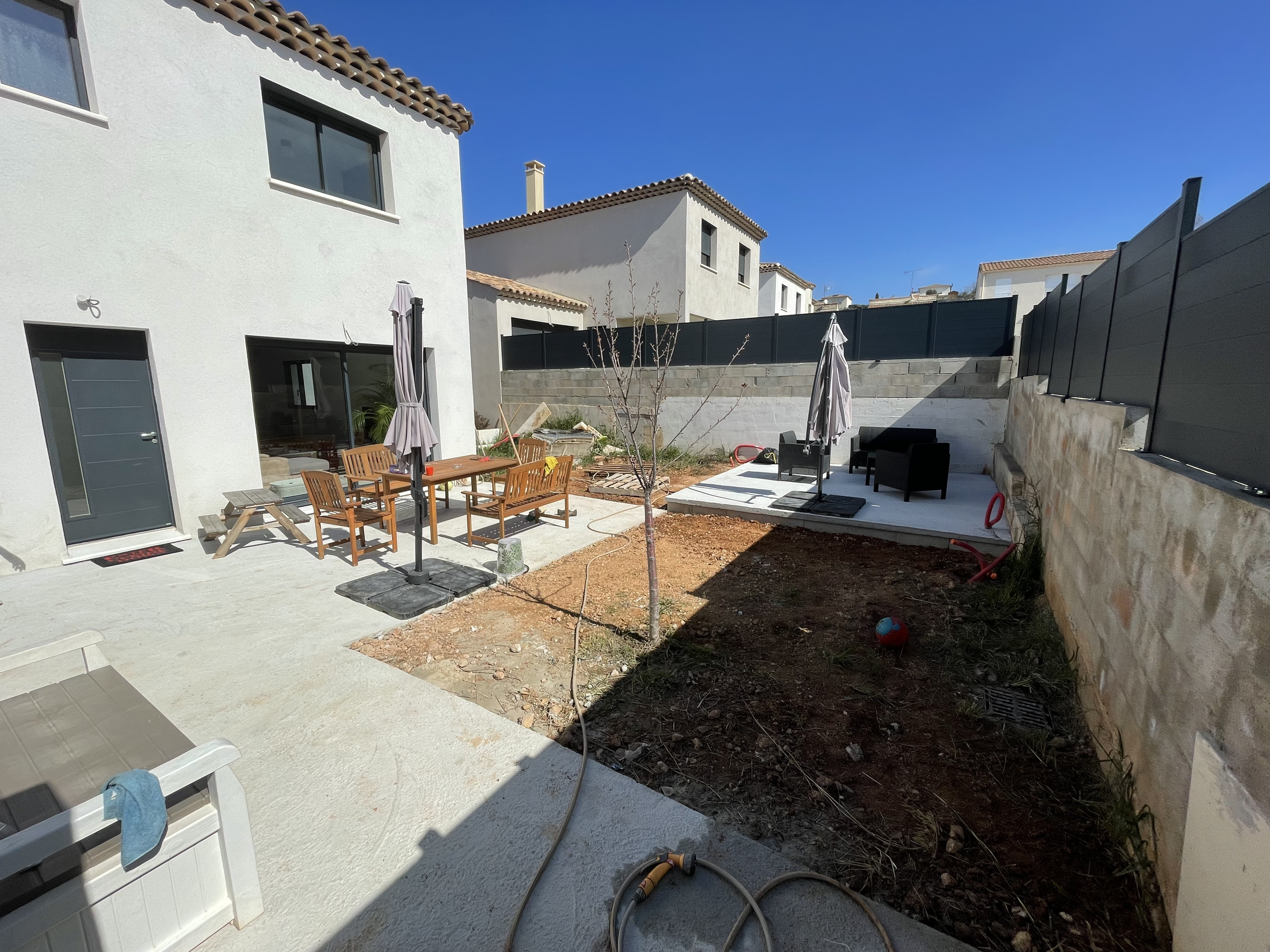 Dalle béton, mur en agglos 