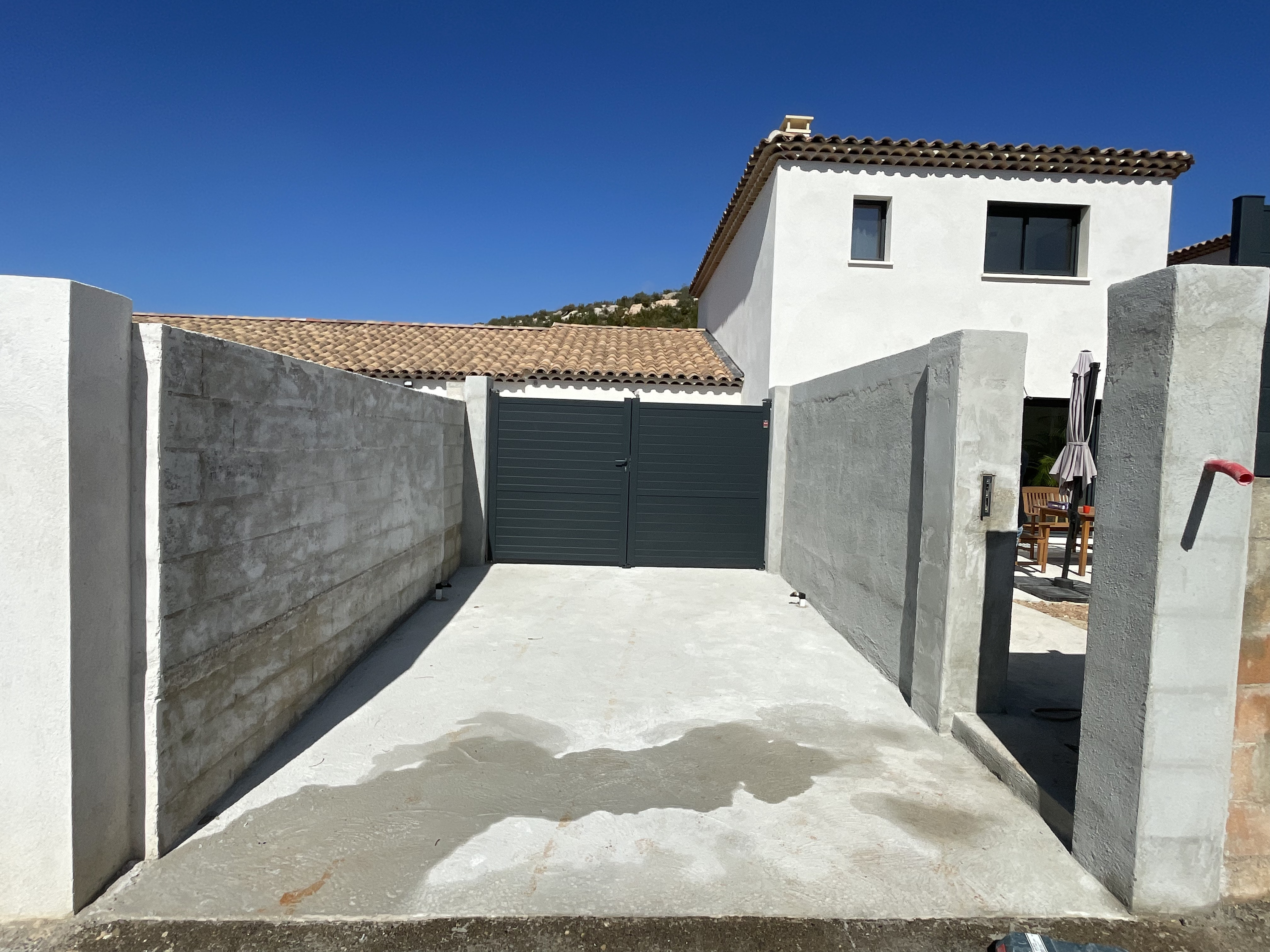 Dalle béton, mur en agglos portillon portail