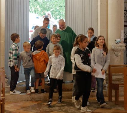 Catechumenes accompagnes par les enfants