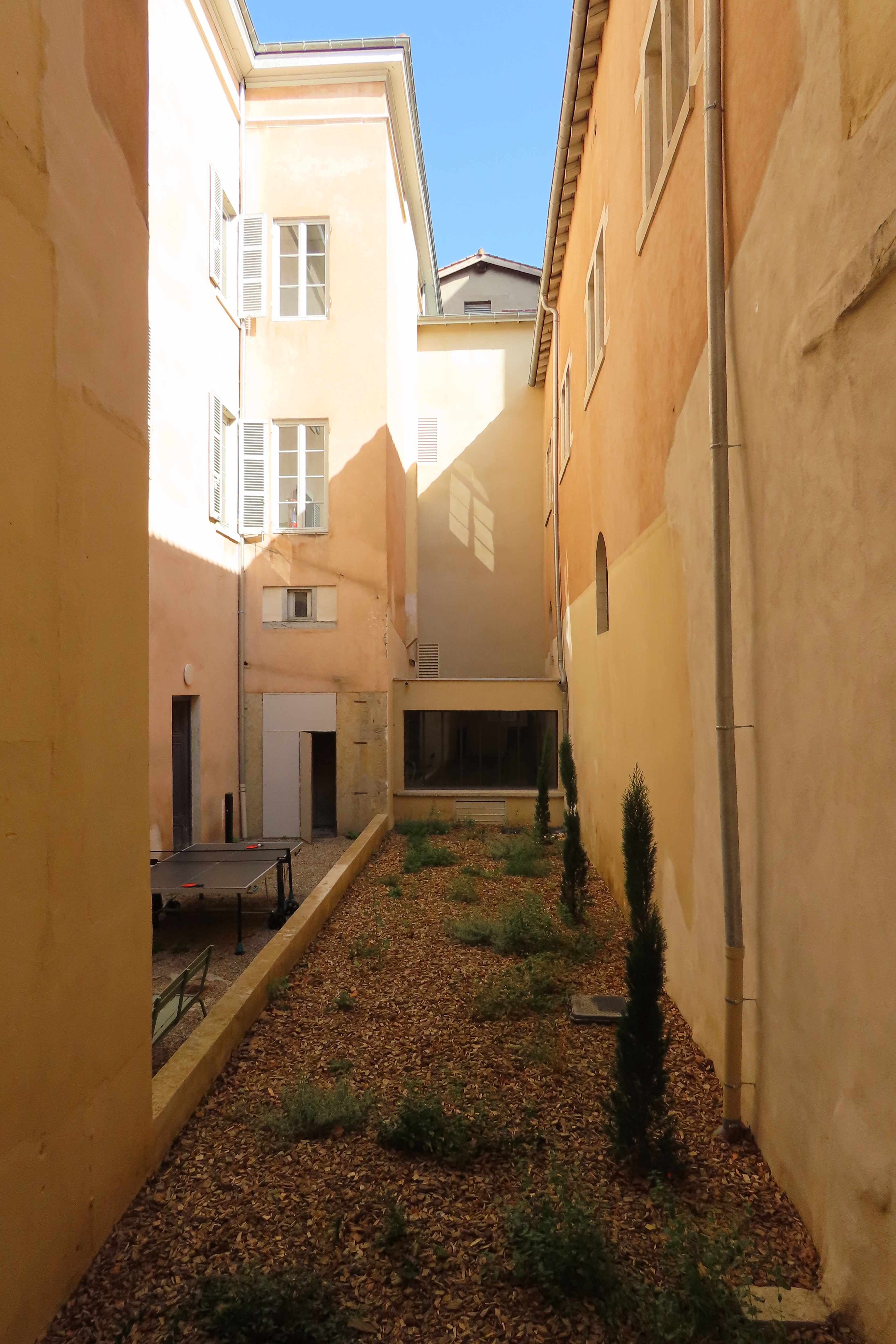 Cour inte rieure internat avant