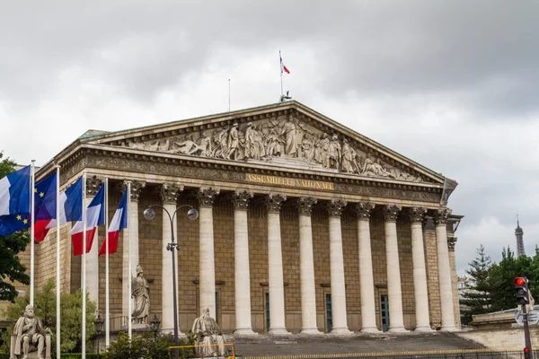 Un gouvernement à droite, hors de toute majorité à l'AN ou la coalition des défaits.