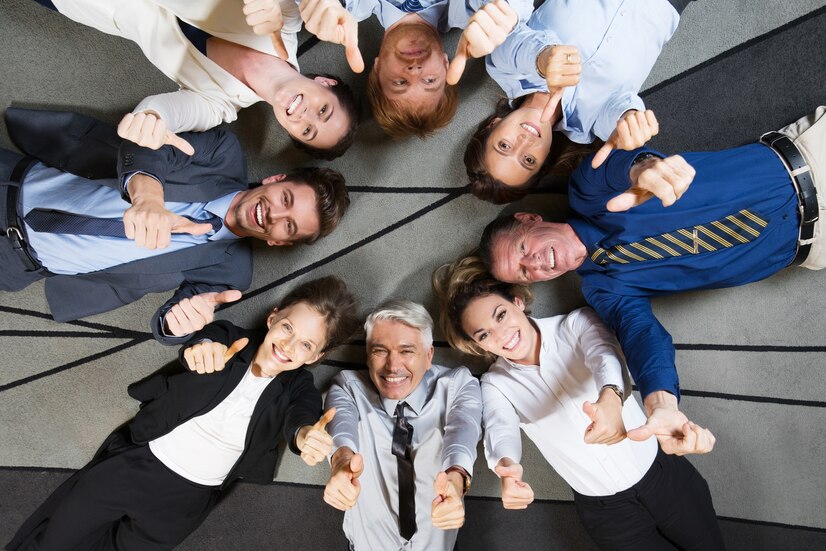 Collegues-heureux-couche-plancher-montrant-thumbs-up 1262-1850