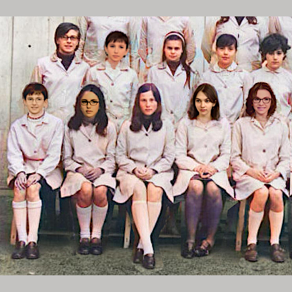 Toute notre bande dans le primaire en école privée pour filles.