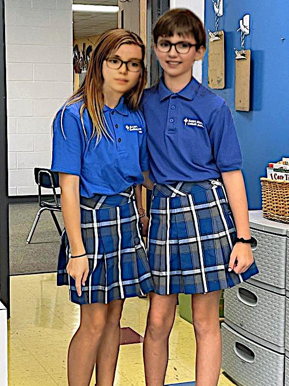 Cindy Chamaly et sa BFF Camille Donnadieu en fin de primaire en uniformes (jupes, polos). 