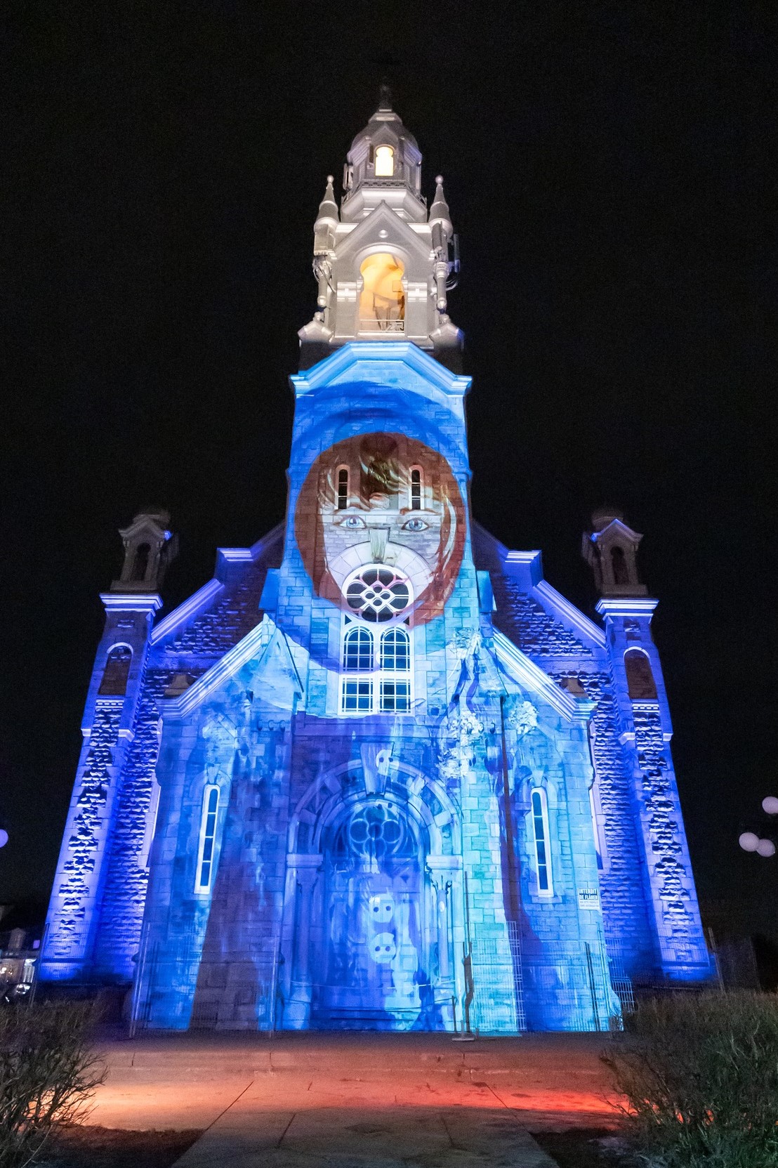 Martiniere en bleu sur l eglise