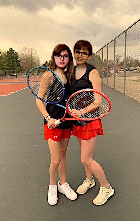 Cindy m'a initiée au tennis, et m'a prêtée une de ses jupes pour jouer.