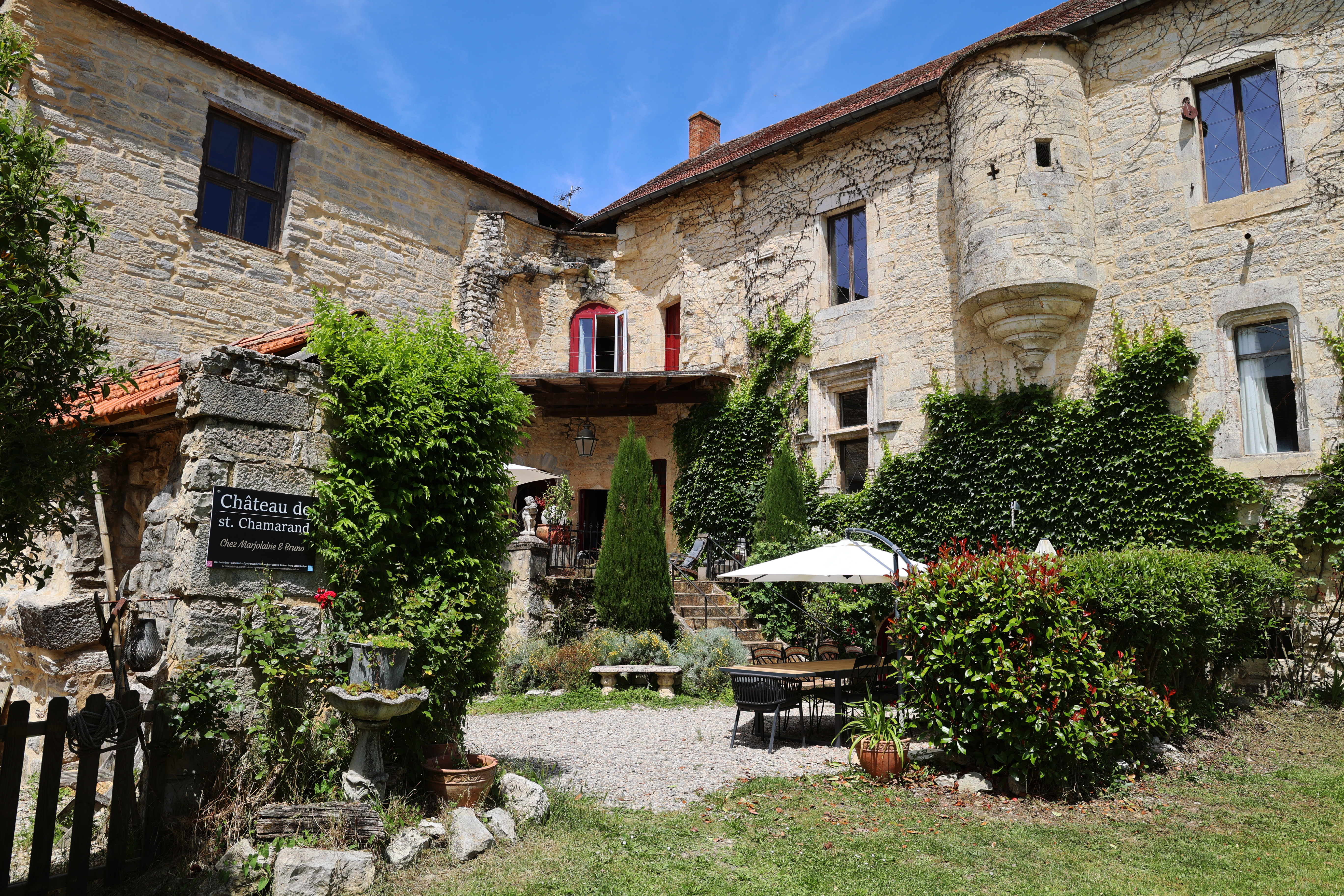Chateau de Saint Chamarand, Hébergement et gîtes de groupe dans le Lot, Chambres de caractère, location de Salles, activités ludiques, jeux, Fantasy, relais motards, évènements