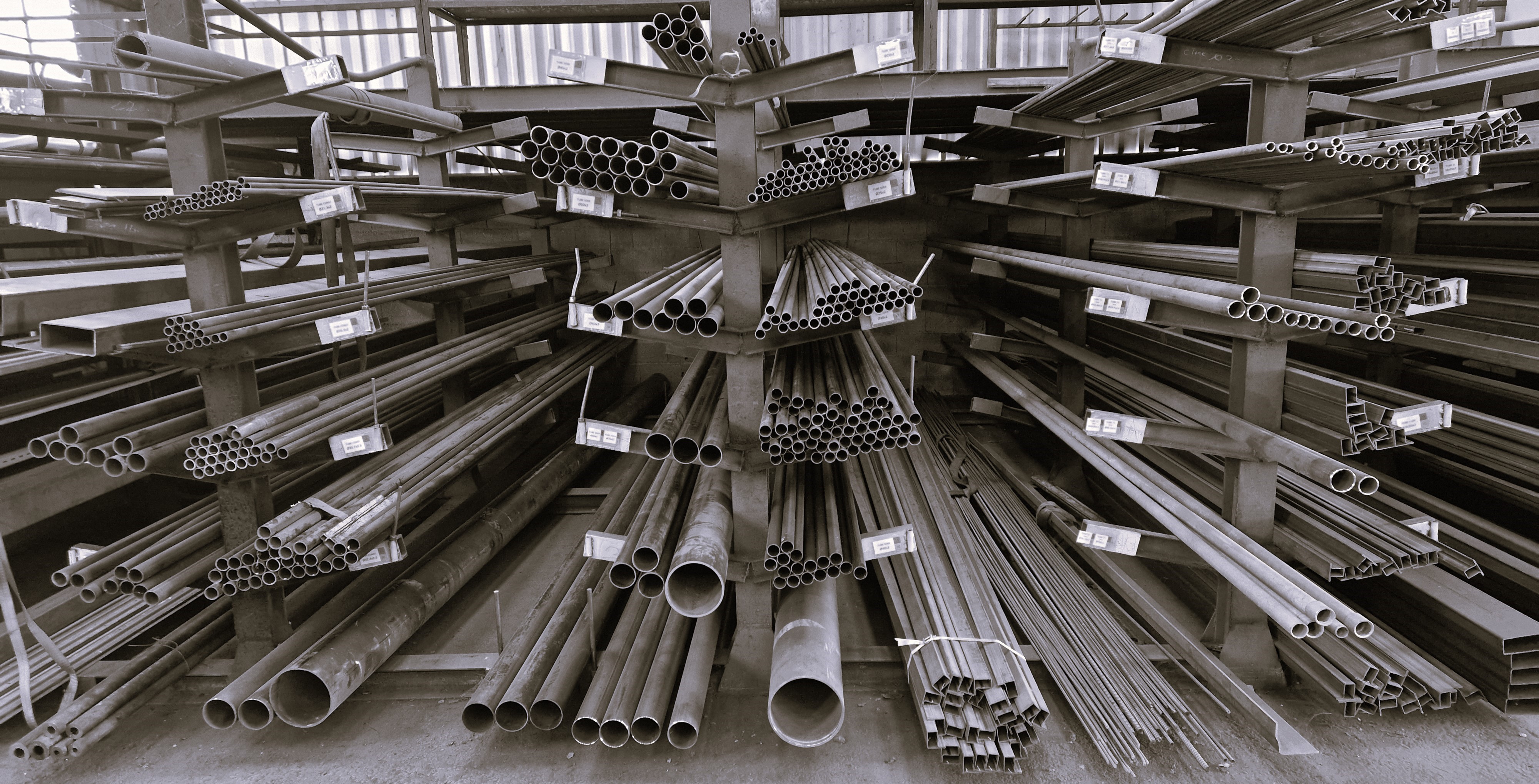 Large stock d'acier, tubes, barres, toles, laminés, poutrelles