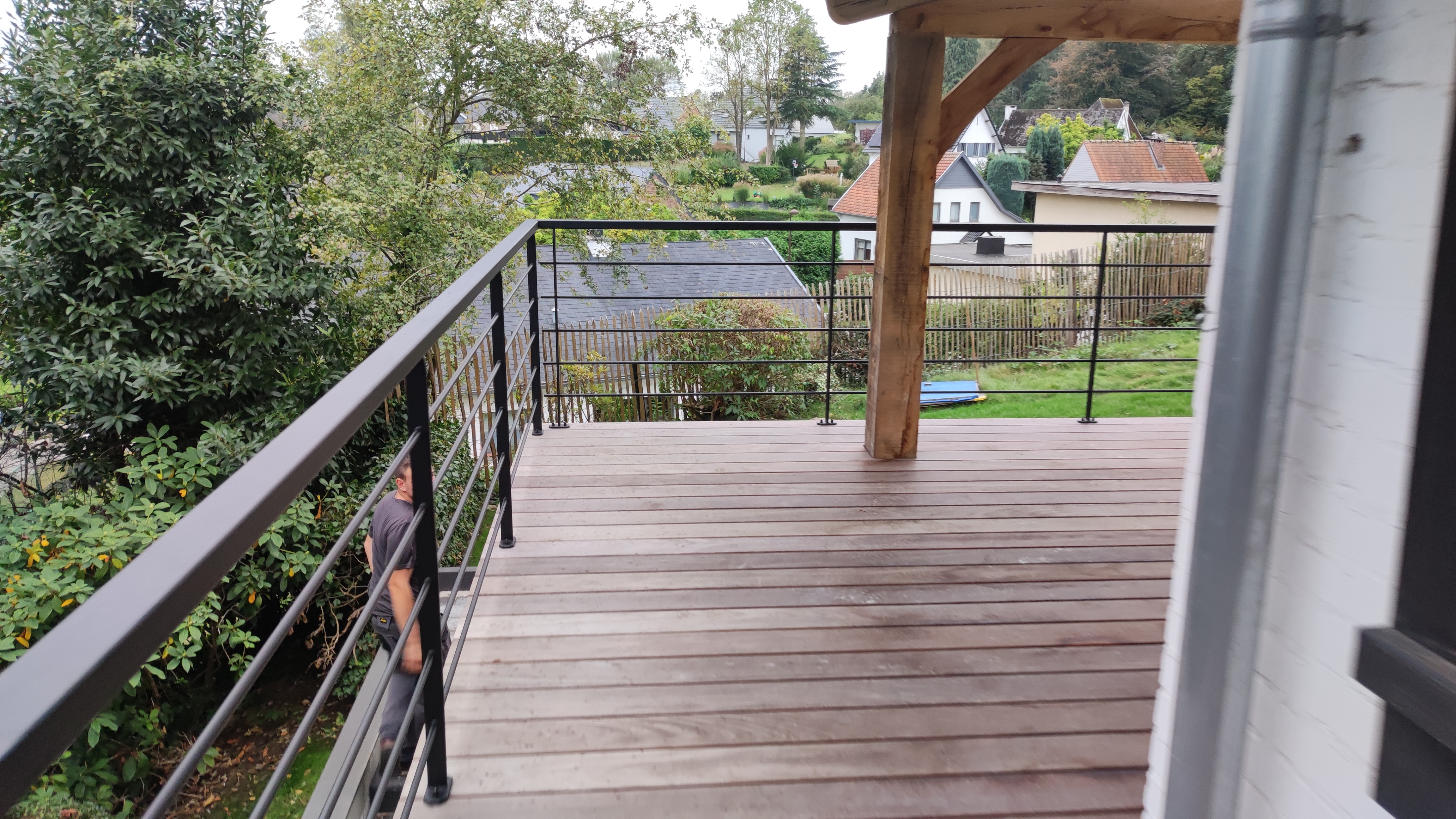  Faut-il entretenir une terrasse en bois dur comme l’ipé ou le padouk ?