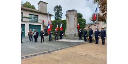 Instant solennel devant le monument aux morts photo elisabeth moschietto 1728149513