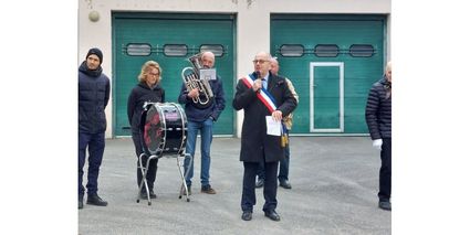 M sotton maire de beaujeu celebre l enfant du pays qui etait egalement compagnon du beaujolais photo elisabeth moschietto 1728149513