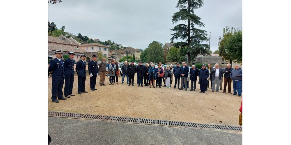 Une quarantaine de personnes a assiste a la ceremonie en plus des officiels photo elisabeth moschietto 1728149513