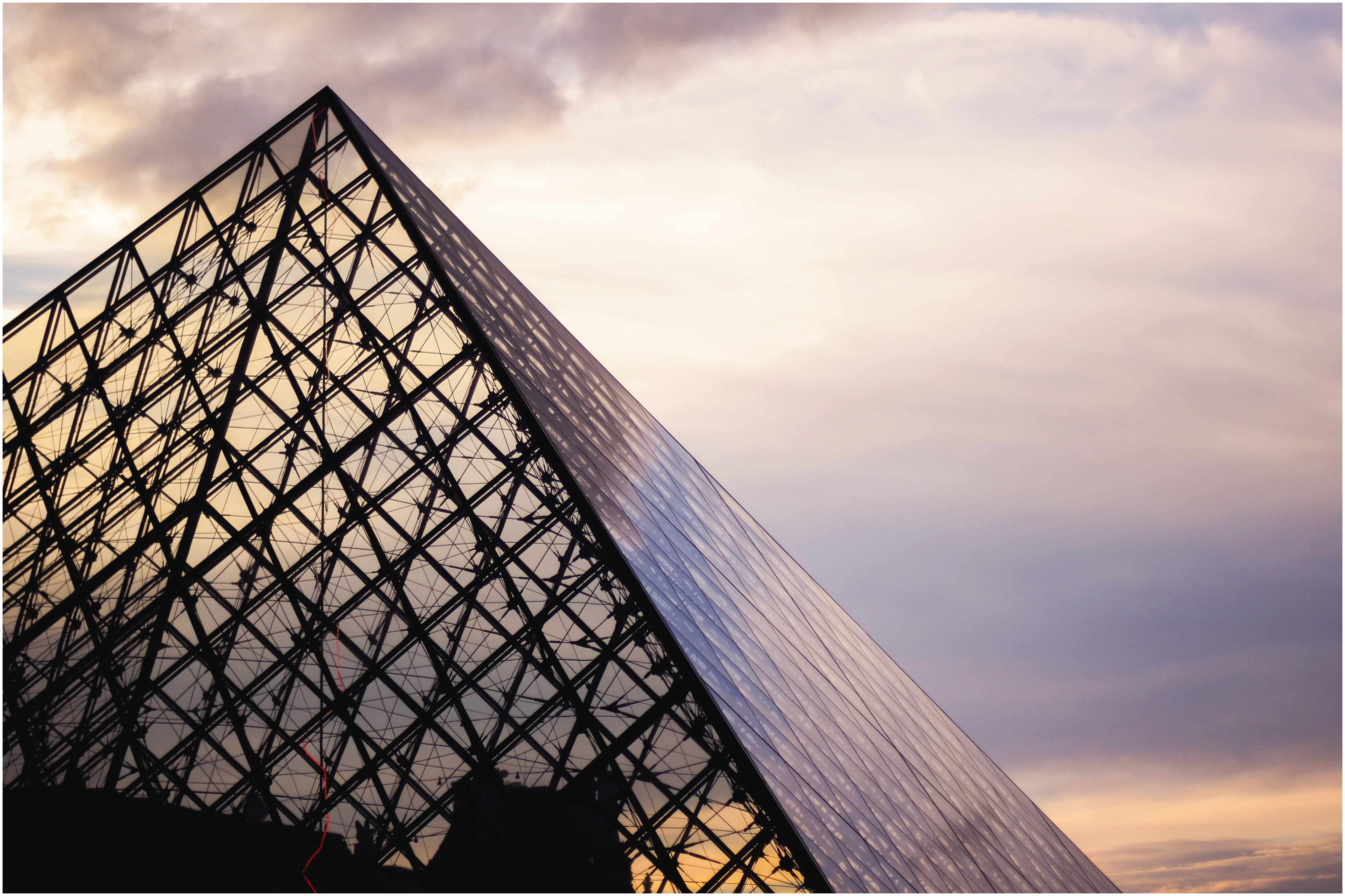 No11-Vers-le-ciel-musee-du-louvre-au-coucher-du-soleil-BORD-BLANC