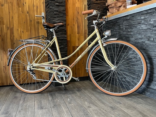 velo vintage ville motobecane acier beige 650 pouces 3 vitesses taille de 1M58 a 1M72 prix 250 euro