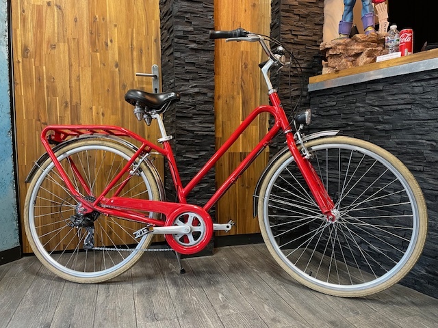 velo ville arcade aluminium rouge 28 pouces 6 vitesses taille de 1M52 a 1M80 prix 350 euro