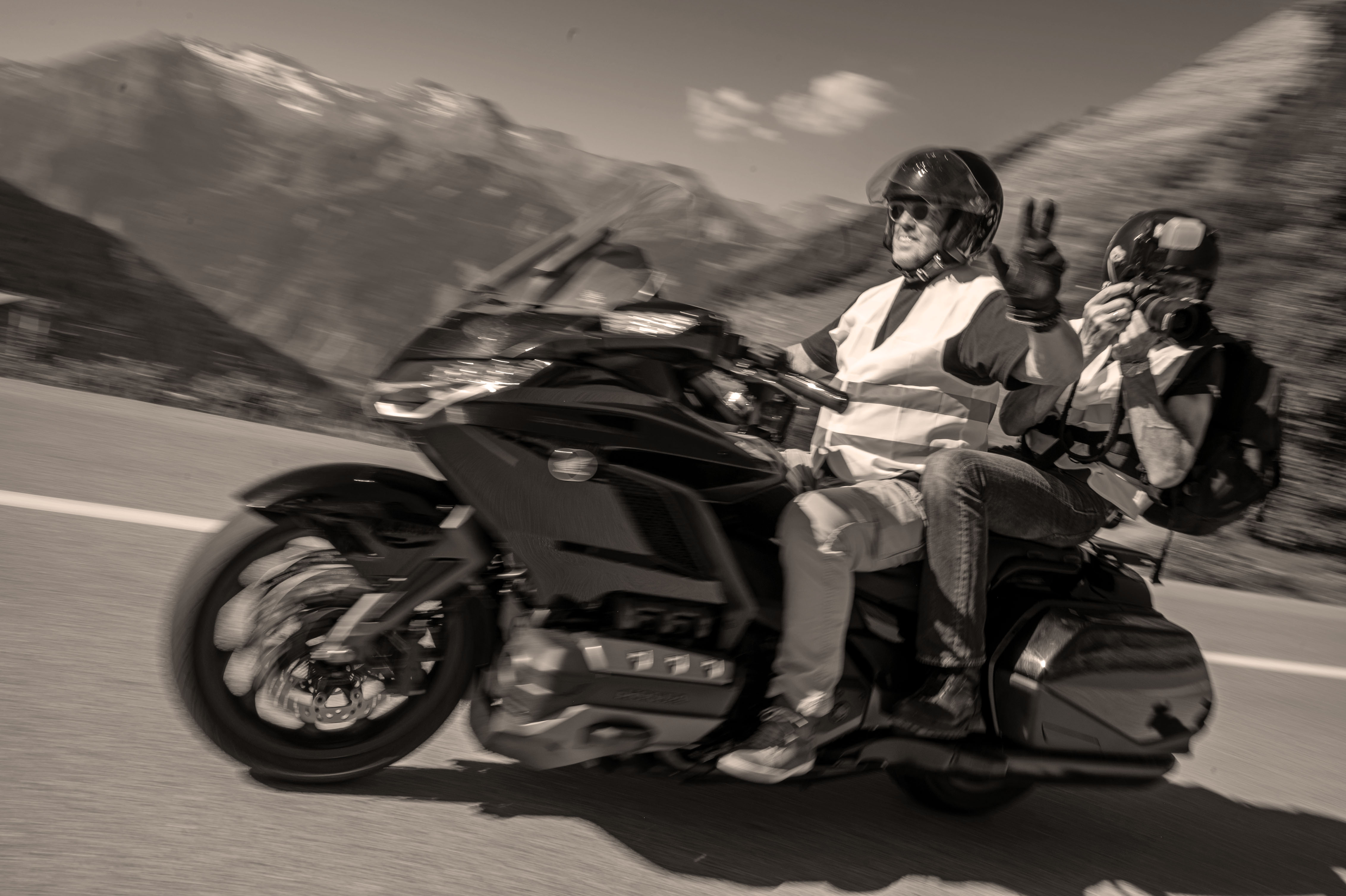 Bobby-sur-moto-mythic-2023-dsc 2099-sepia